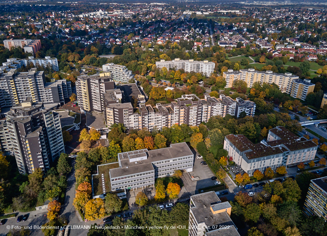 13.10.2022 - Das Marx-Zentrum und Wohnanlage Karl-Marx-Ring 52-62 in Neuperlach